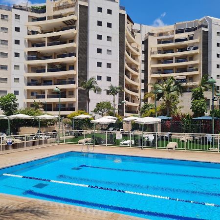 Amazing Apartment In Raanana Up To 5 Guests - & Swimming Pool - Jacuzzi & Gym エクステリア 写真