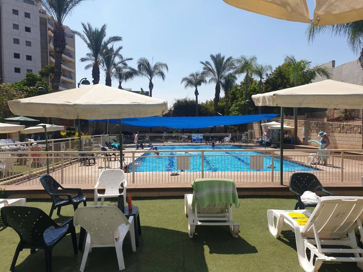 Amazing Apartment In Raanana Up To 5 Guests - & Swimming Pool - Jacuzzi & Gym エクステリア 写真