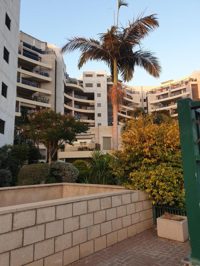 Amazing Apartment In Raanana Up To 5 Guests - & Swimming Pool - Jacuzzi & Gym エクステリア 写真