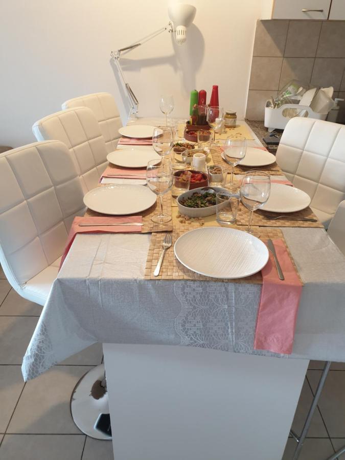 Amazing Apartment In Raanana Up To 5 Guests - & Swimming Pool - Jacuzzi & Gym エクステリア 写真
