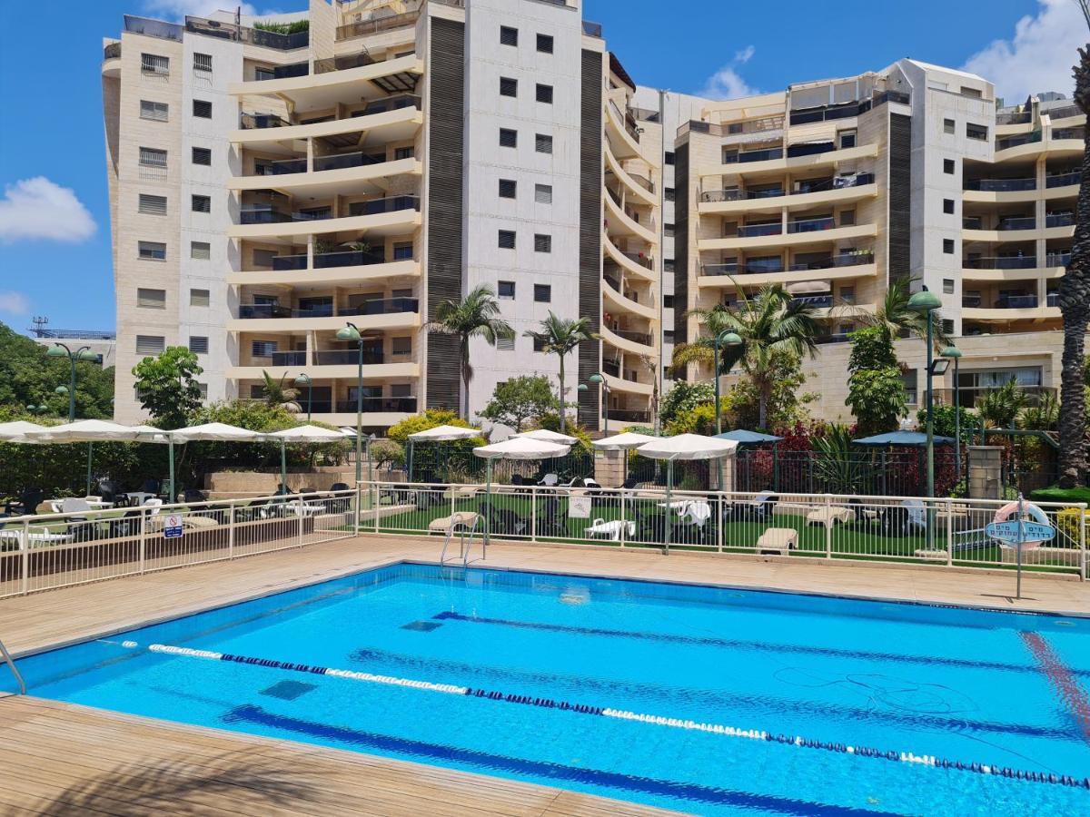 Amazing Apartment In Raanana Up To 5 Guests - & Swimming Pool - Jacuzzi & Gym エクステリア 写真
