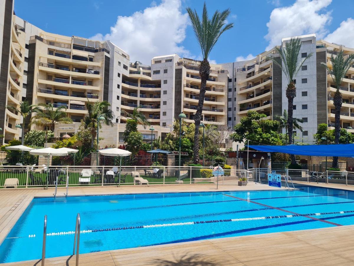 Amazing Apartment In Raanana Up To 5 Guests - & Swimming Pool - Jacuzzi & Gym エクステリア 写真